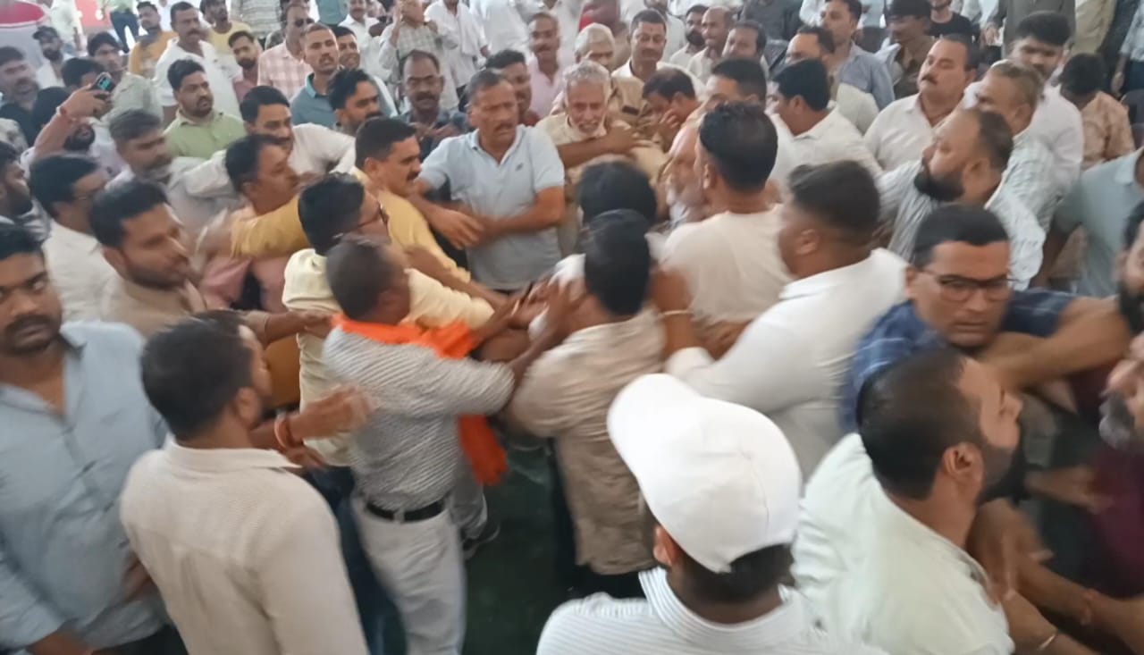 ध्वस्त होता कार्यकर्ताओं का मनोबल