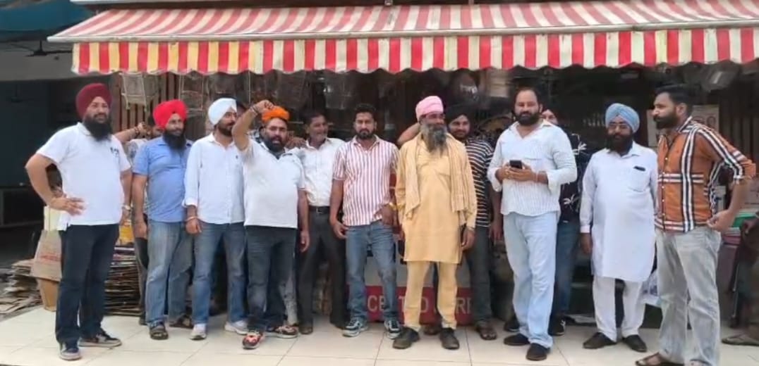 आक्रोश:-किसानों ने किया जैन की दुकान पर प्रदर्शन जैन बंधुओं पर लगाया पैसा हड़पने का आरोप छह करोड़ की है धनराशि,आंदोलन की चेतावनी