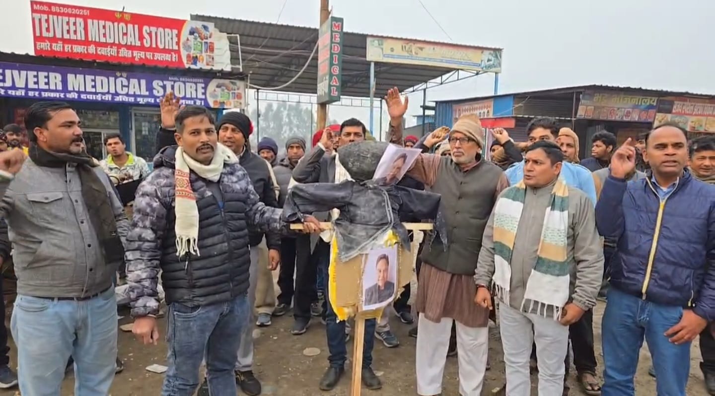 कैबिनेट मंत्री पति के बयान पर भड़के पूर्वांचल समाज के लोग दक्ष चौराहे पर फूंका पति का पुतला  बेटियों पर अशोभनीय टिप्पणी का है मामला