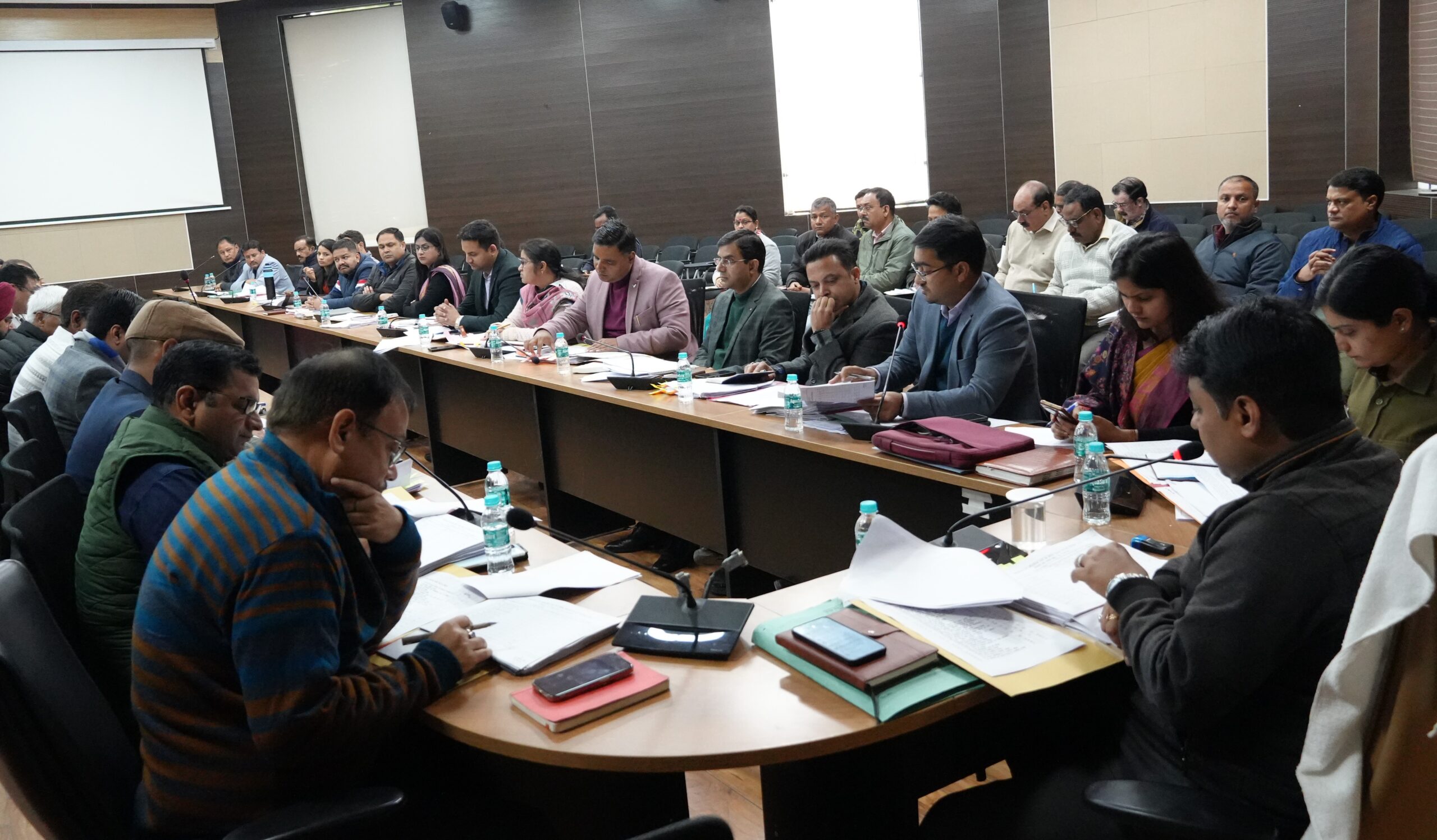 जिलाधिकारी ने जिला सभागार में ली मासिक स्टाफ बैठक 