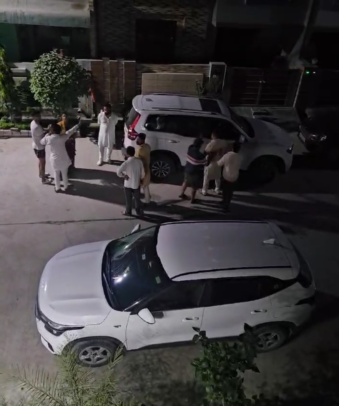 पथराव-फायरिंग से पॉश कॉलोनी में बना दहशत का माहौल