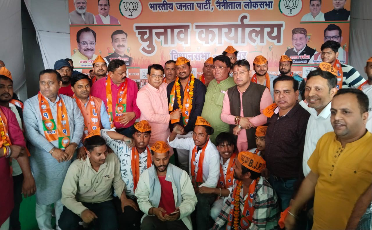 पूर्व पार्षद महेंद्र आर्य अपने दर्जनों समर्थकों के साथ भाजपा में हुए शामिल विधायक शिव अरोरा ने दिलाई बीजेपी की सदस्यता