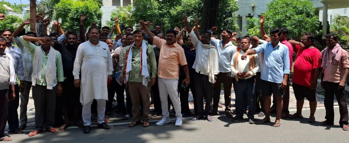 सिडकुल में दुकान नहीं लगाने देने से रेहड़ी, खोमचे वालों में आक्रोश, प्रदर्शन