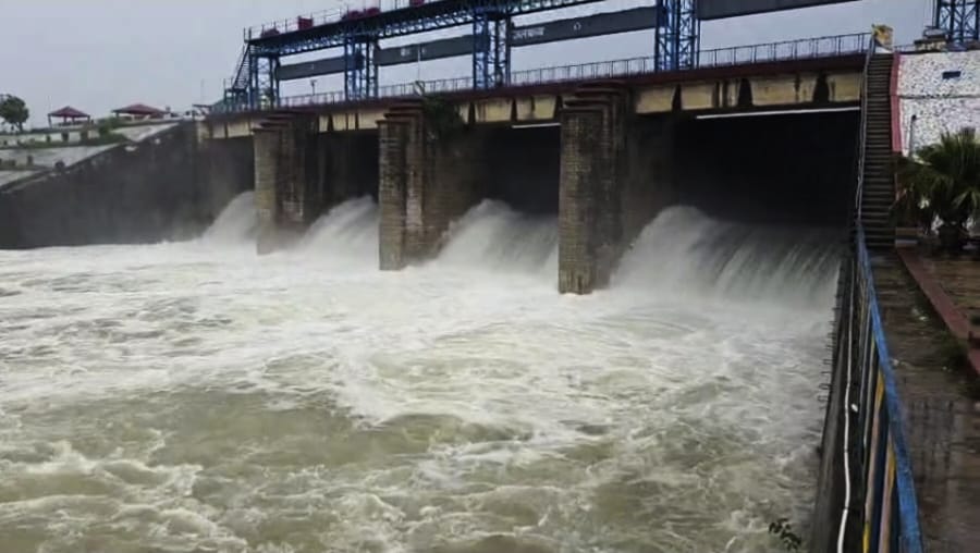 उफान में हरिपुरा-नानक सागर बांध,हालात हुए बदतर जलस्तर बढ़ने पर छोड़ा 2650 क्यूसेक पानी  -पुलिस-प्रशासन अलर्ट,इलाका हुआ जलमग्न