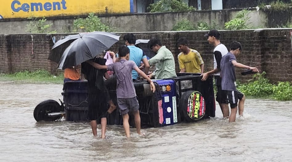 कल्याणी नदी उफनाई,जलमग्न हो गया रूद्रपुर शहर जनजीवन अस्त-व्यस्त,वार्ड हुए जलमग्न बढ़ा हुआ काफी तेज,स्कूल को बनाया शिविर