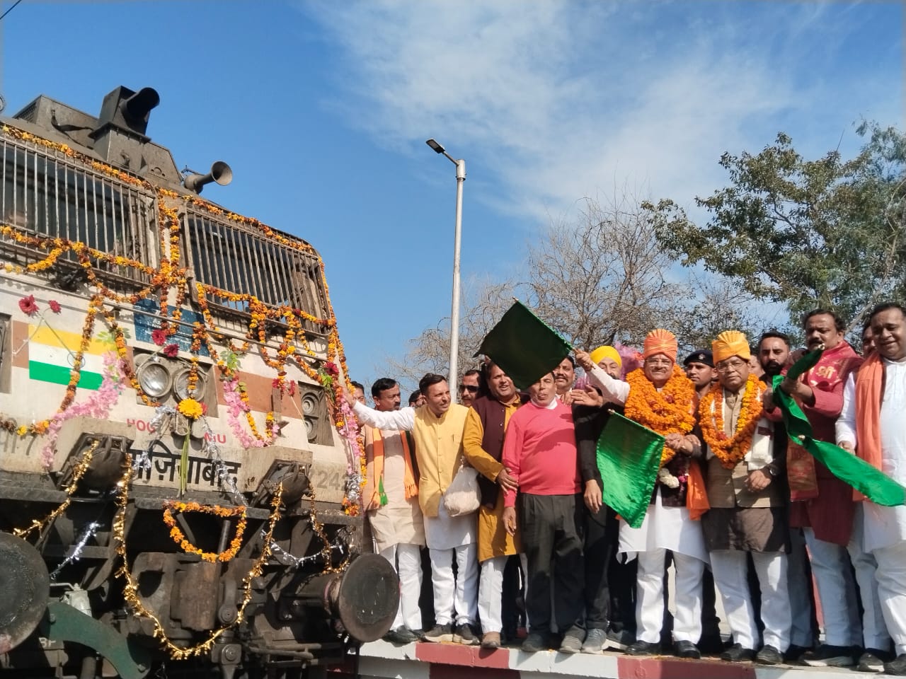 तराईवासियों को मिली सौगात, लालकुआं-अमृतसर रेल सेवा को केंद्रीय राज्यमंत्री व विधायक हरी झड़ी दिखा कर किया रवाना रुद्रपुर रेलवे स्टेशन पर हुआ भट्ट का जोरदार स्वागत सिख समाज, व्यापारियों व कार्यकताओ ने जताया सांसद का आभार