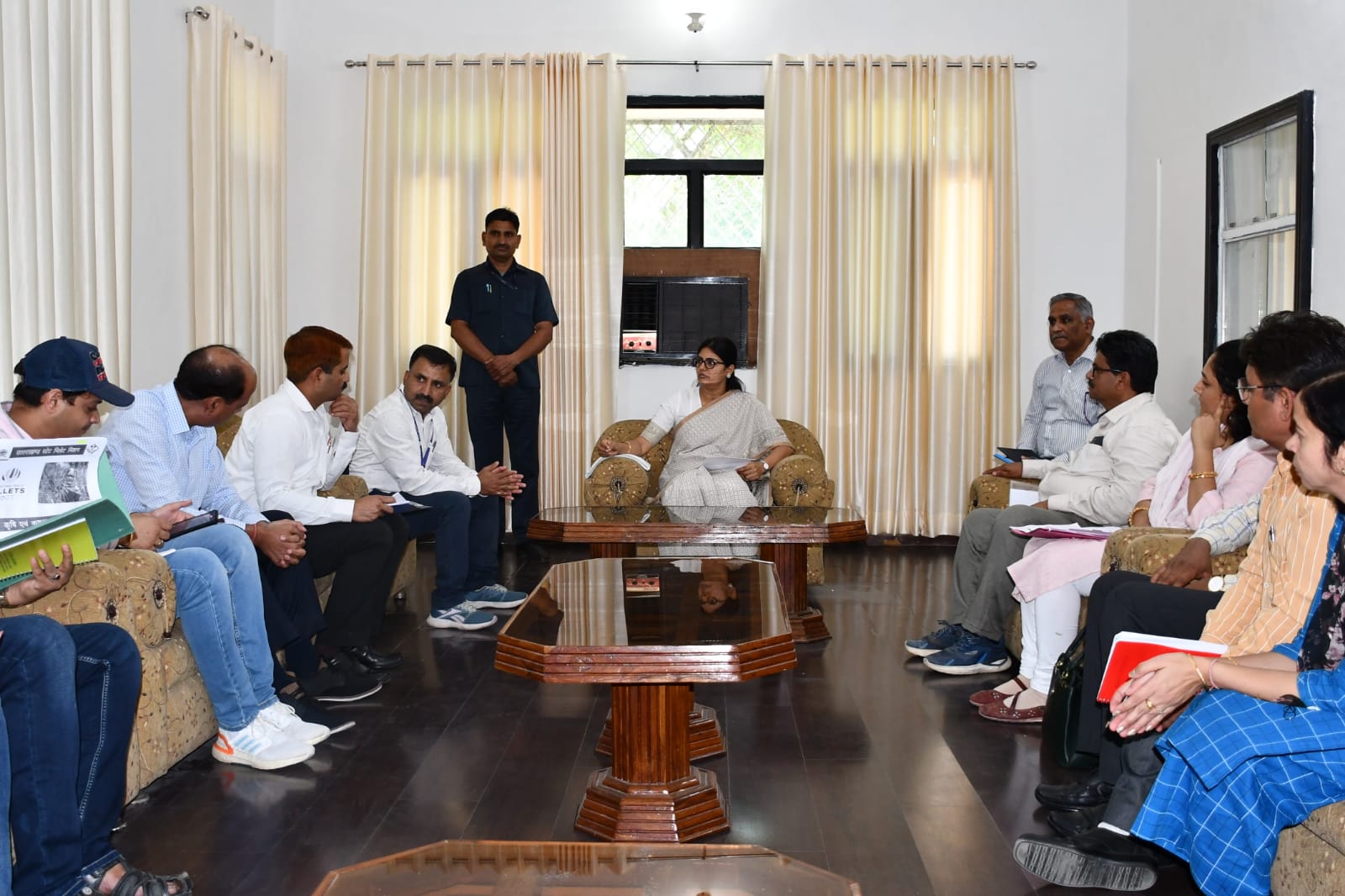 केन्द्रीय वाणिज्य एवं उद्योग राज्य मंत्री अनुप्रिया पटेल  पहुची पंतनगर     एनेक्सी अतिथि गृह में  ली समीक्षा बैठक  