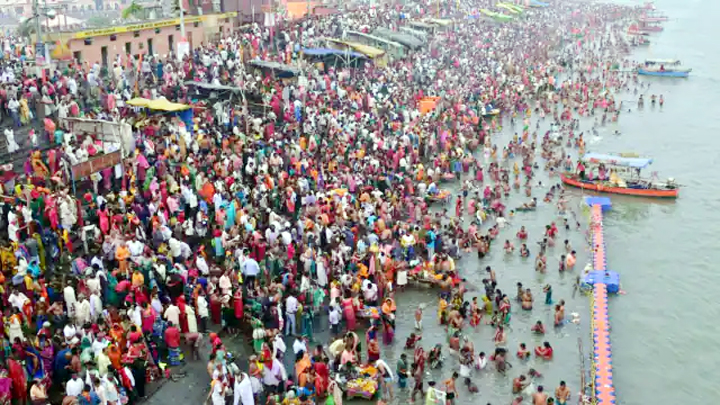 रामनवमी के पर्व पर अयोध्या में उमड़ा आस्था का जनसैलाब, लोगों ने सरयू में लगाई डुबकी