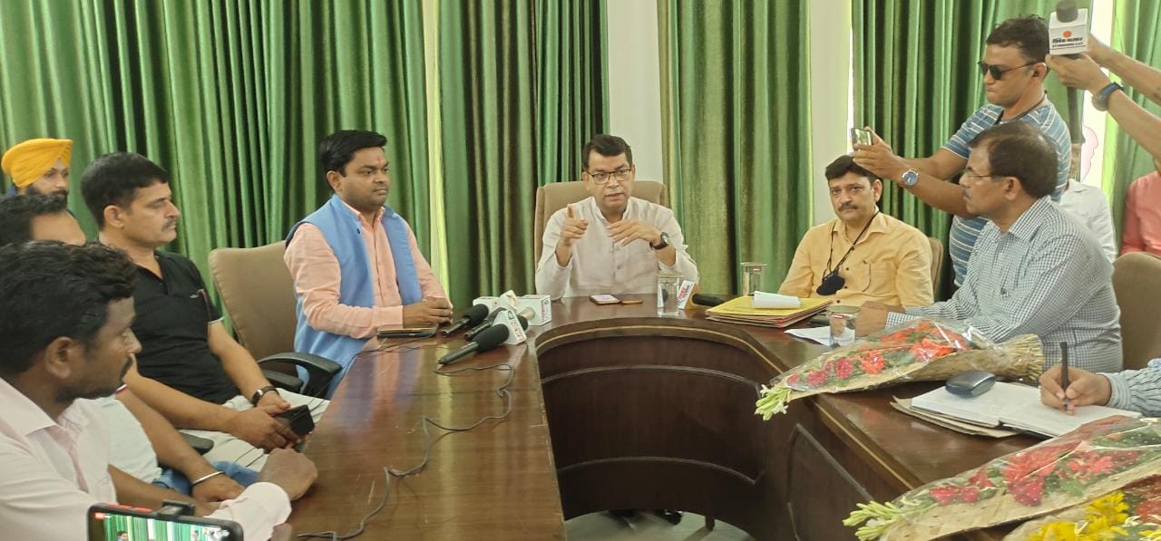 अघोषित विद्युत कटौती को लेकर विधायक ने की विद्युत अधिकारियों से बैठक