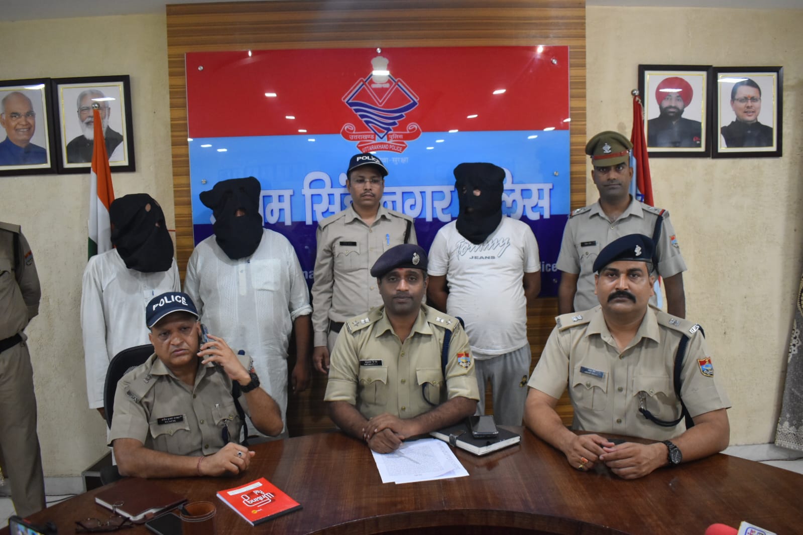 968 ग्राम अफीम के साथ महिला समेत चार तश्कर गिरफ्तार।