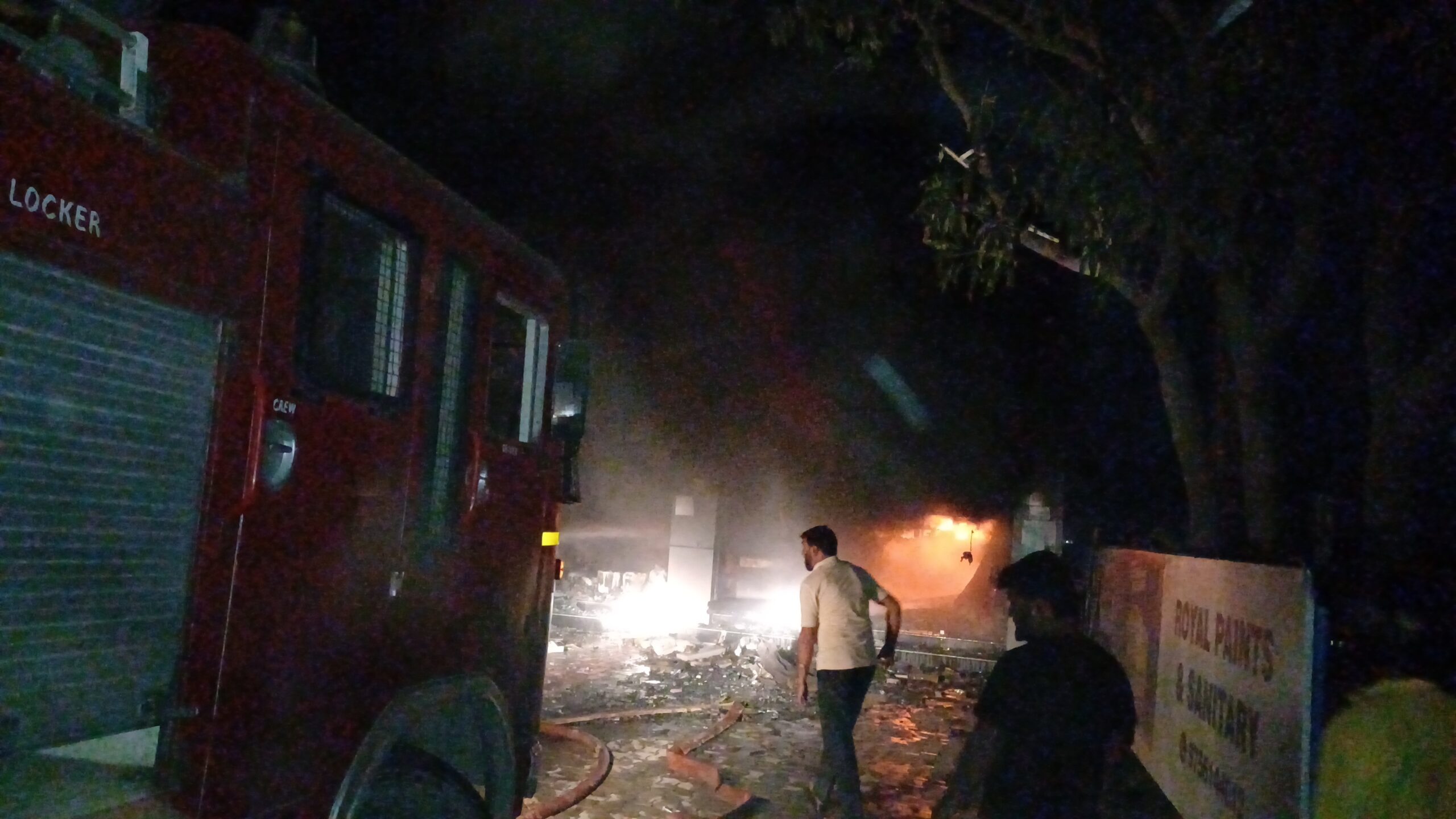 पैंट की दुकान में भड़की आग,लाखो का हुआ नुकसान NH 74 पर भमरोला गांव की हे घटना कई घंटो के बाद बुझाई आग