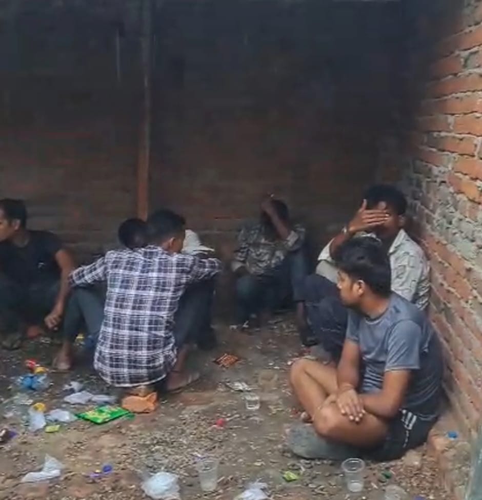 खुलेआम बिक रही कच्ची शराब,मदहोश होते युवा पीढ़ी नहीं जाग रही थाना ट्रांजिट कैंप की पुलिस हर गली में खुलेआम हो रहा शराब का धंधा