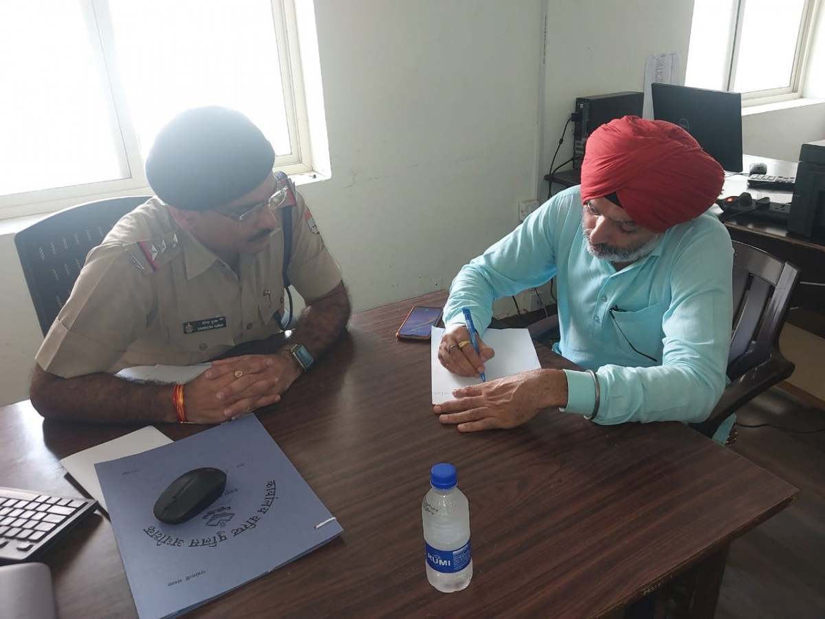 भाजपा कार्यकर्ता के पास पिस्टल देखकर भड़क उठे कप्तान