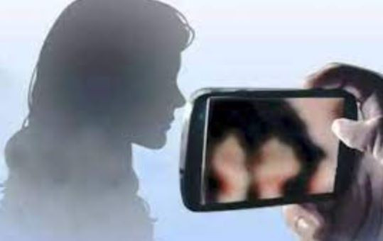 अर्ध बेहोशी की हालत में युवती की खींची अश्लील फोटो