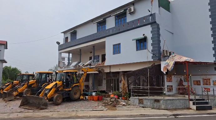 बरेली: गोलीकांड के आरोपी आदित्य उपाध्याय पर भी कसा शिकंजा, सांवरिया रिजॉर्ट पर चला बुलडोजर