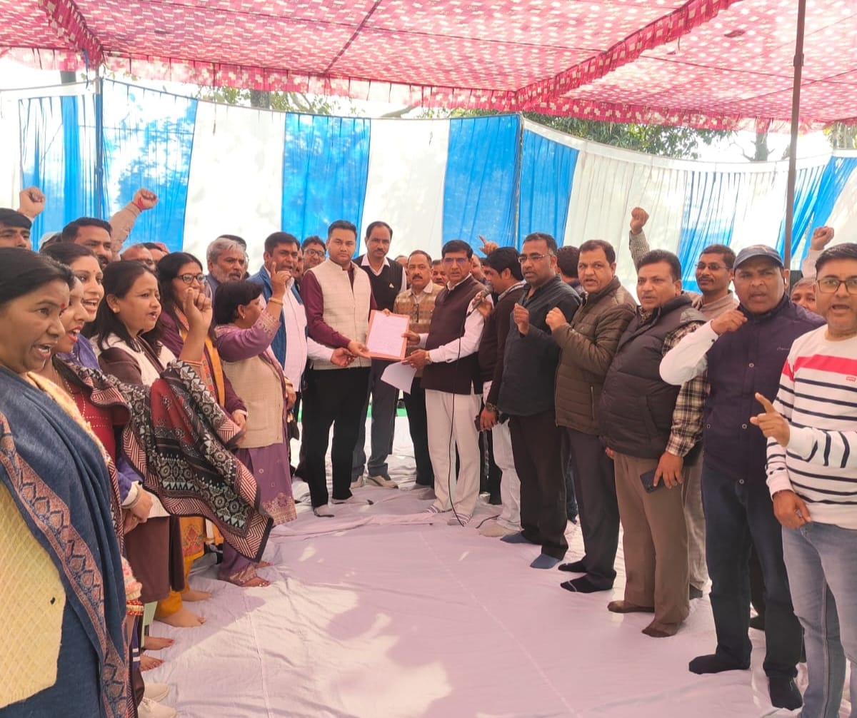 “हाथापाई के बाद भड़के शिक्षक, कार्रवाई की मांग