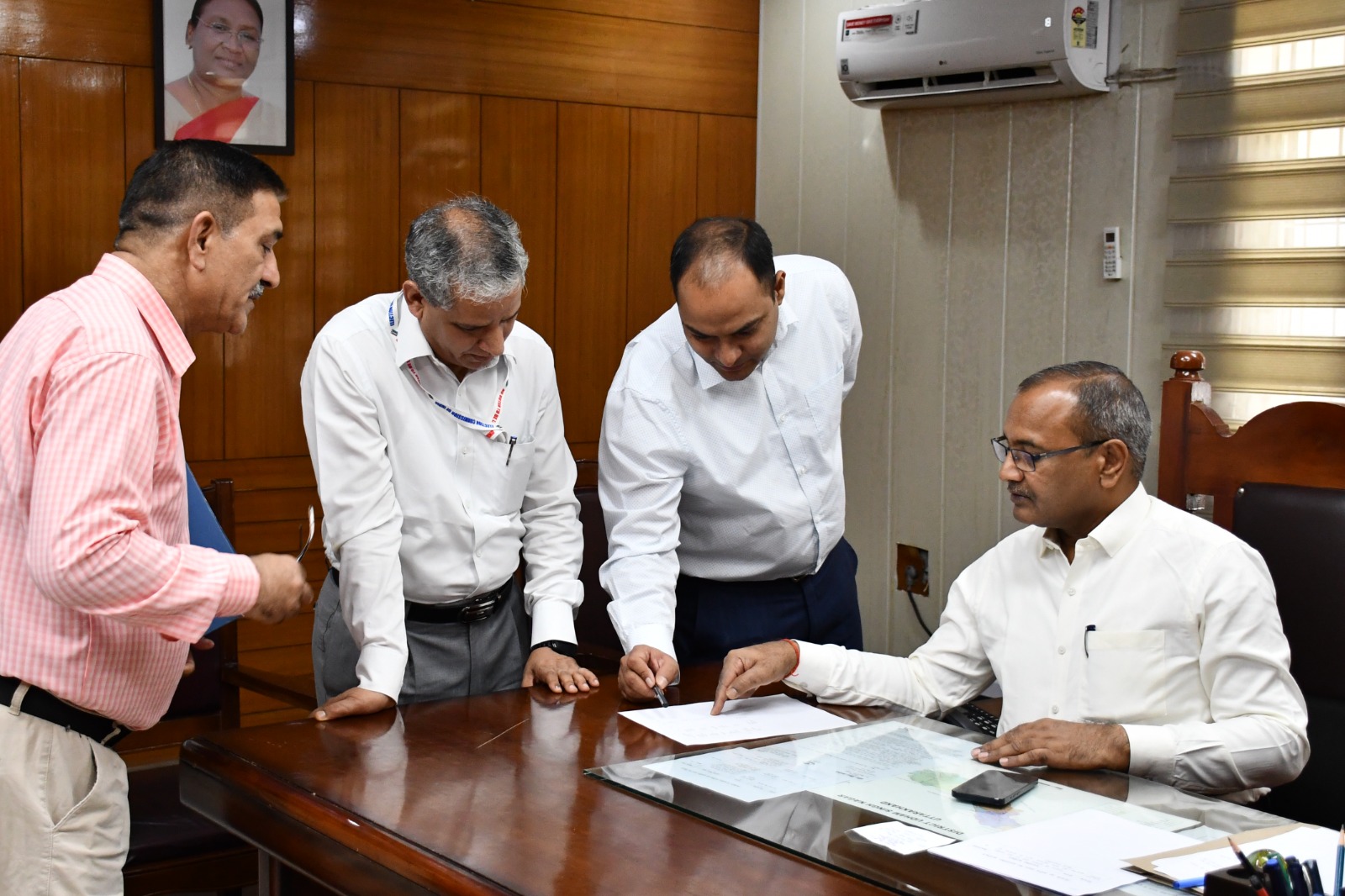 सहायक मुख्य निर्वाचन अधिकारी ने किया स्ट्रांग रूम का निरीक्षण 