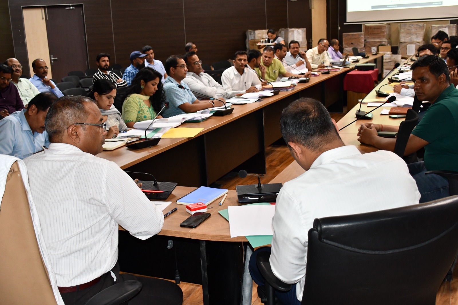 कार्यों में गति लाकर जल्द पूर्ण करते हुए करे हस्तांतरित: डीएम विभिन्न योजनाओं के कार्यों की समीक्षा करते हुए दिये निर्देश