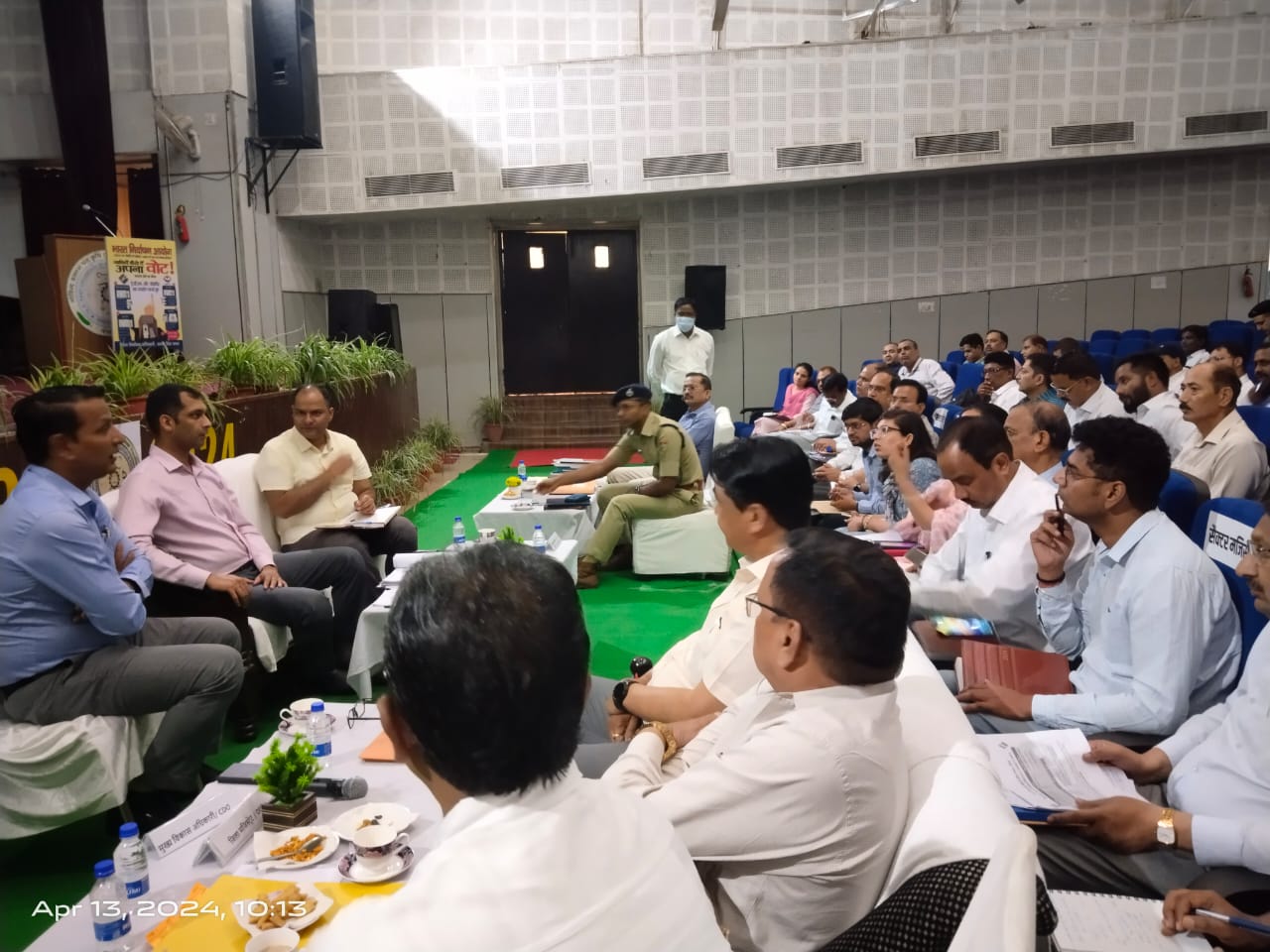 समन्वयक नोडल व नोडल कार्मिक ने की नोडल अधिकारियों के साथ बैठक कर  निर्वाचन व्यवस्थाओं समीक्षा की