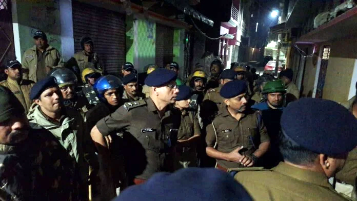 ड्रग माफिया को पकड़ने यूपी के फतेहगंज पहुंची उधम सिंह नगर पुलिस  तीन सौ जवानों सहित उधम सिंह नगर एसएसपी मणिकांत मिश्रा ने की सर्जिकल स्ट्राइक