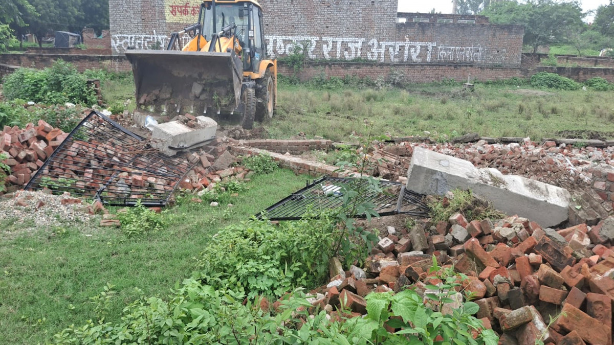 BDA ने अवैध कॉलोनियों पर चलाया बुलडोजर