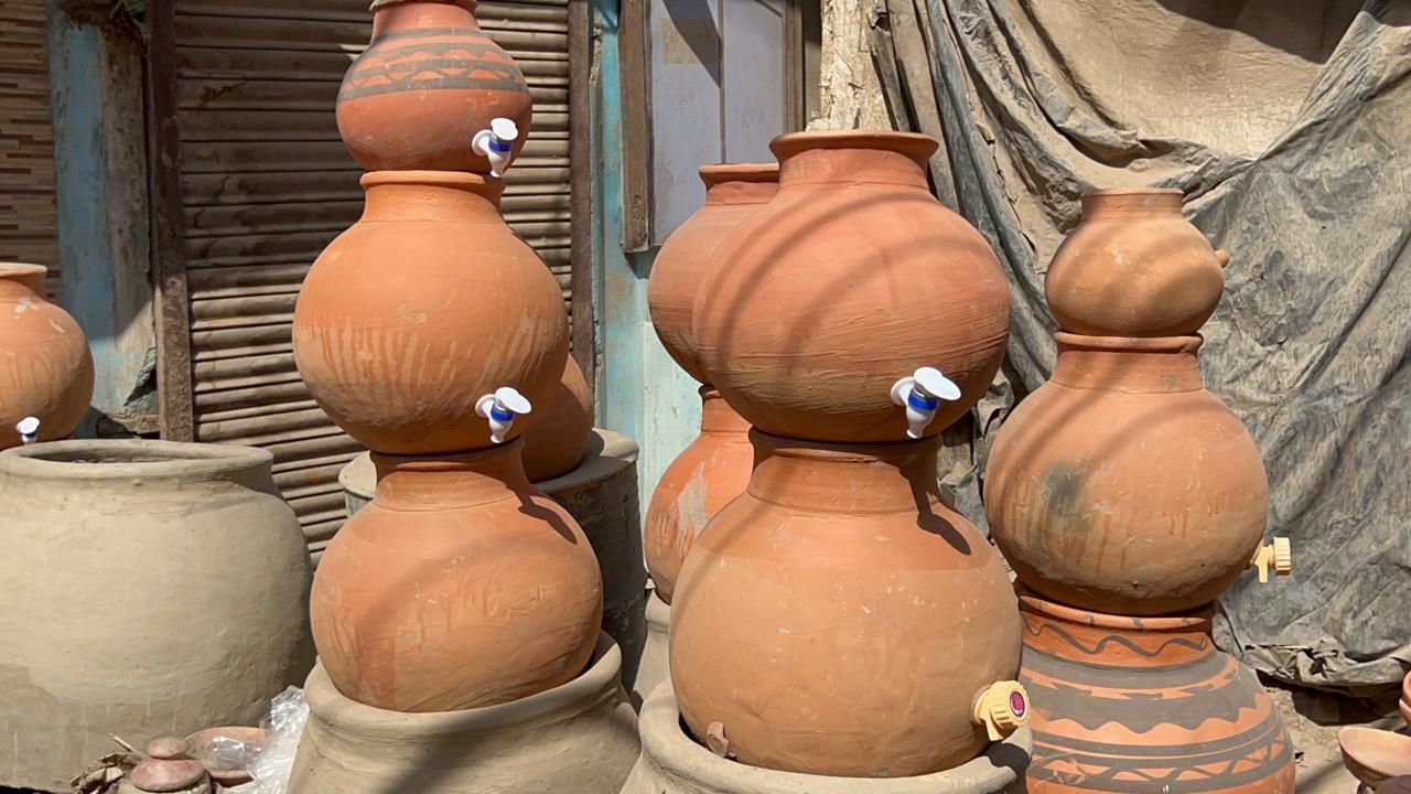 अब मटकों के पानी से प्यास नहीं बुझती जनाब! फ्रिज-वॉटर कूलर और RO ने घटाई डिमांड कारीगर परेशान