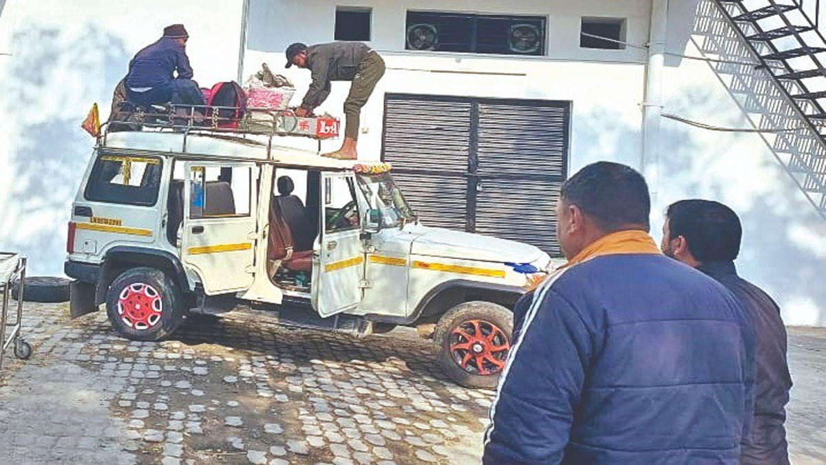 नहीं पसीजा एंबुलेंस वालों का दिल तो टैक्सी की छत पर भाई का शव बांधकर लाई लाचार बहन