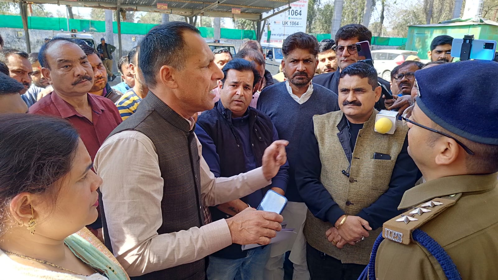 हमलावरों की गिरफ्तार को लेकर एसएसपी कार्यालय पर गरजे कांग्रेसी  महानगर अध्यक्ष ने दी आत्मदाह की धमकी  बोले आरोपियों की गिरफ्तारी नहीं की गई तो आंदोलन किया जाएगा तेज  