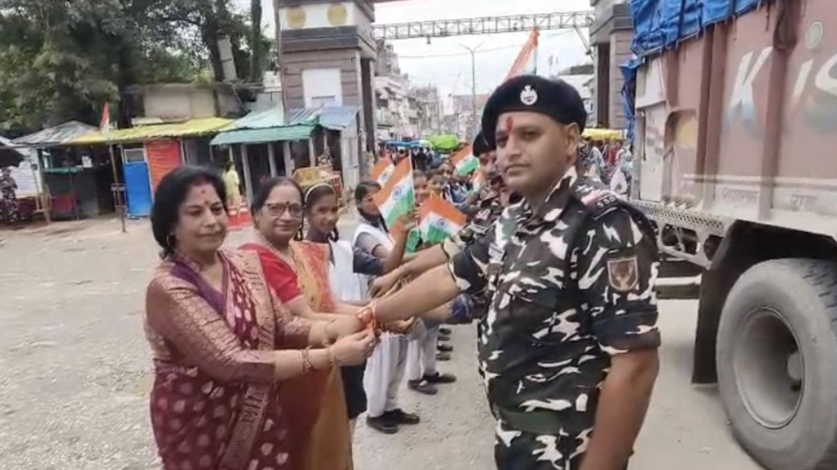 सेना के जवानों को लगाया तिलक और बांधी राखी