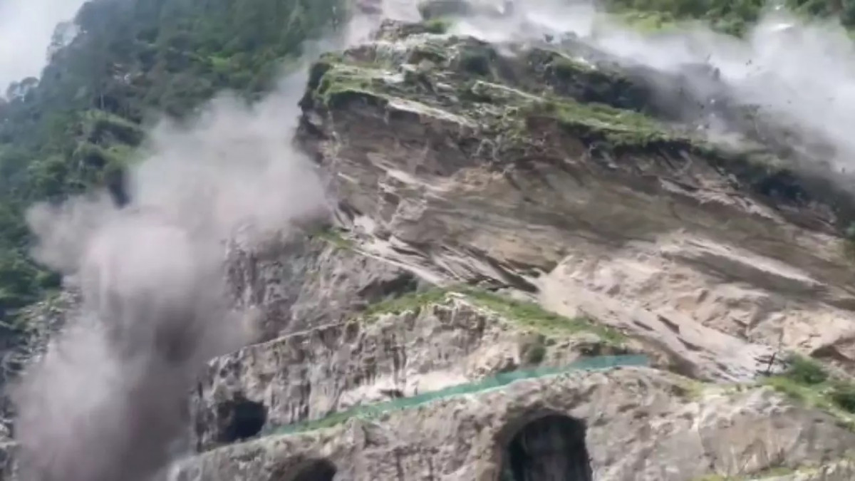 चमोली में भारी भूस्खलन, 12 मजदूर घायल