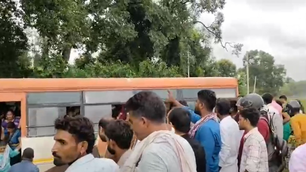 खंती में घुसी बस यात्रियों में मची चीख-पुकार