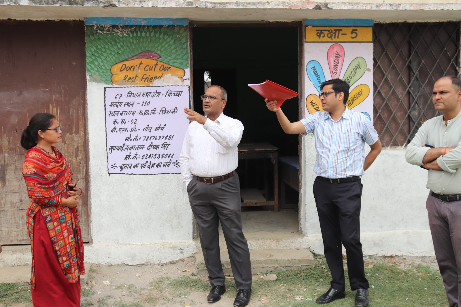 जिला निर्वाचन अधिकारी ने किया मतदेय स्थलों का निरीक्षण