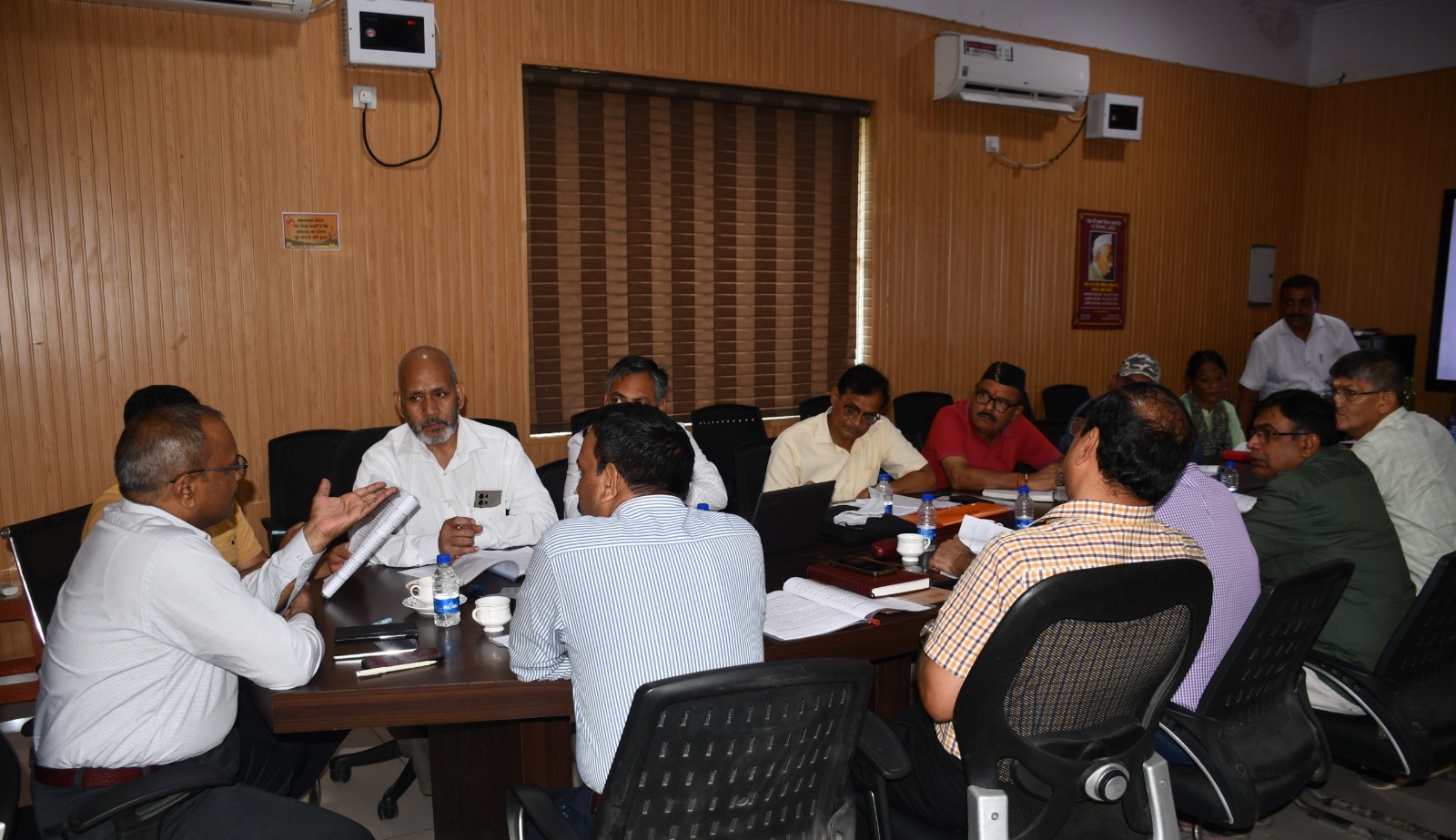 चिकित्सालयों में उपलब्ध करायी जायें सभी सुविधाएं व औषधियां: जिलाधिकारी