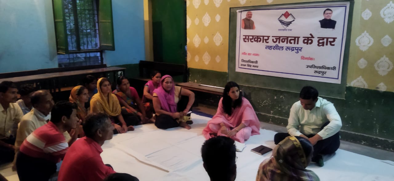 एसडीएम की राजकीय आदर्श प्राथमिक विद्यालय ट्रांजिट कैम्प में लगी रात्रि चौपाल