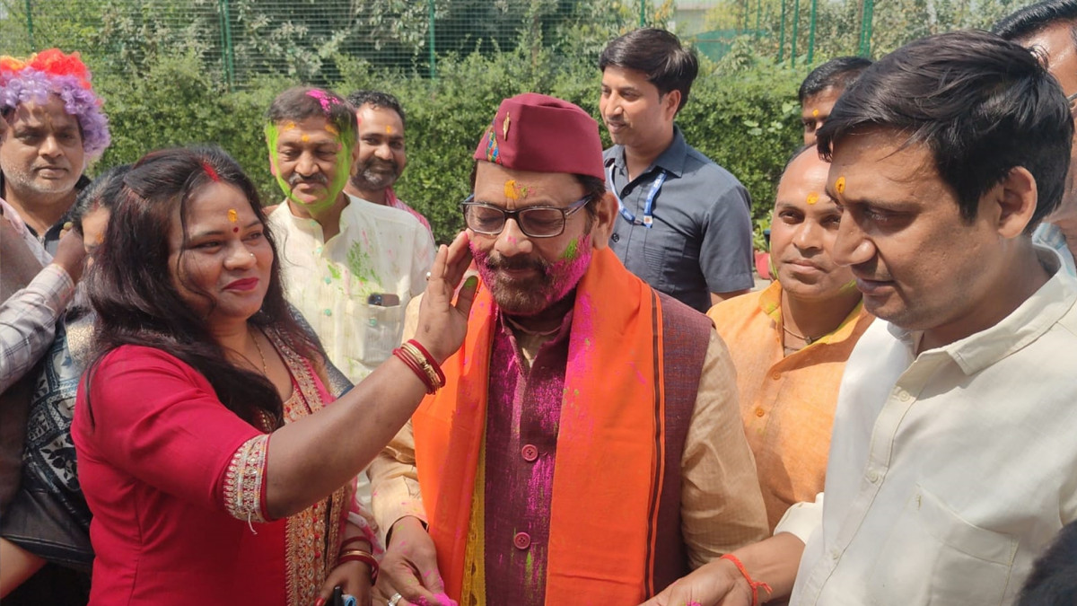 मुख्तार अब्बास नकवी ने भाजपाइयों के साथ खेली होली