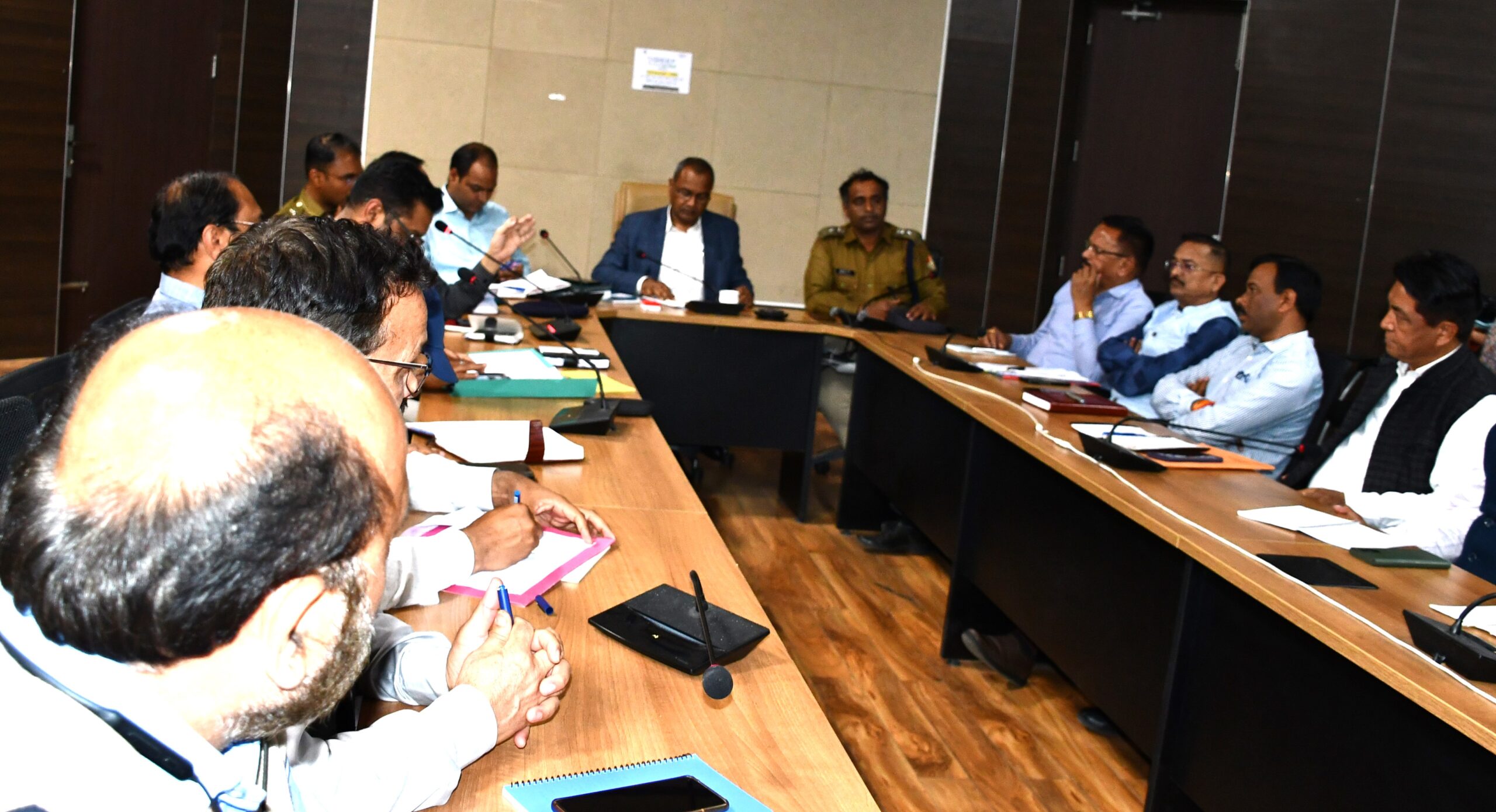 आदर्श आचार संहिता का अनुपालन कराना व करना हम सबका दायित्व: जिलाधिकारी   एआरओ, नोडल, सहायक नोडल अधिकारियों की बैठक लेते हुए दिये निर्देश  