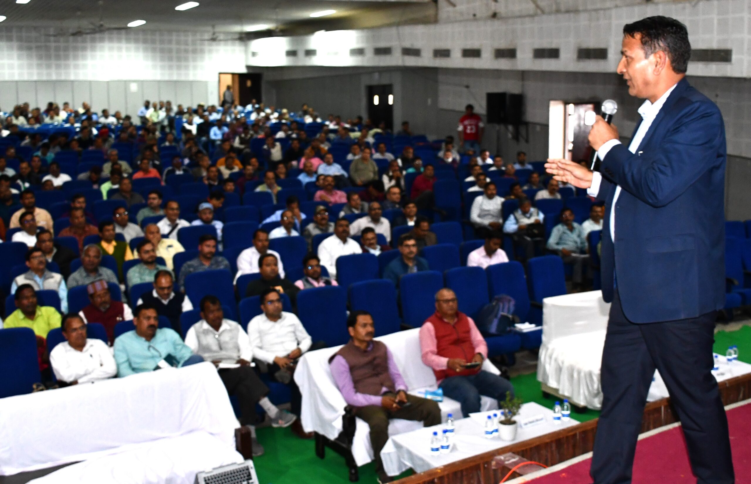 निर्वाचन कार्य में किसी भी प्रकार की त्रुटि क्षम्य नहीं होती: दुर्गापाल   दूसरे दिन 915 पीठासीन व 85 मतदान  अधिकारियों को दिया गया मतदान एवं ईवीएम वीवीपैट का प्रशिक्षण 