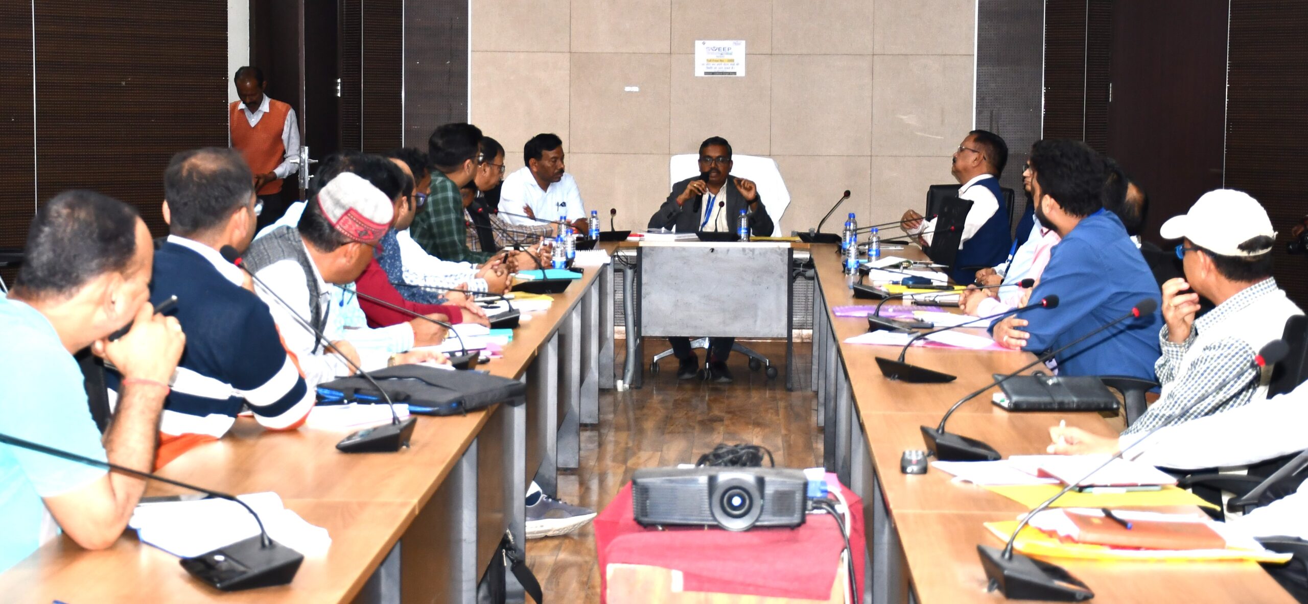 व्यय तंत्र में तैनात अधिकारी तटस्थ होकर सक्रियता से करें अपना कार्य: प्रेक्षक   