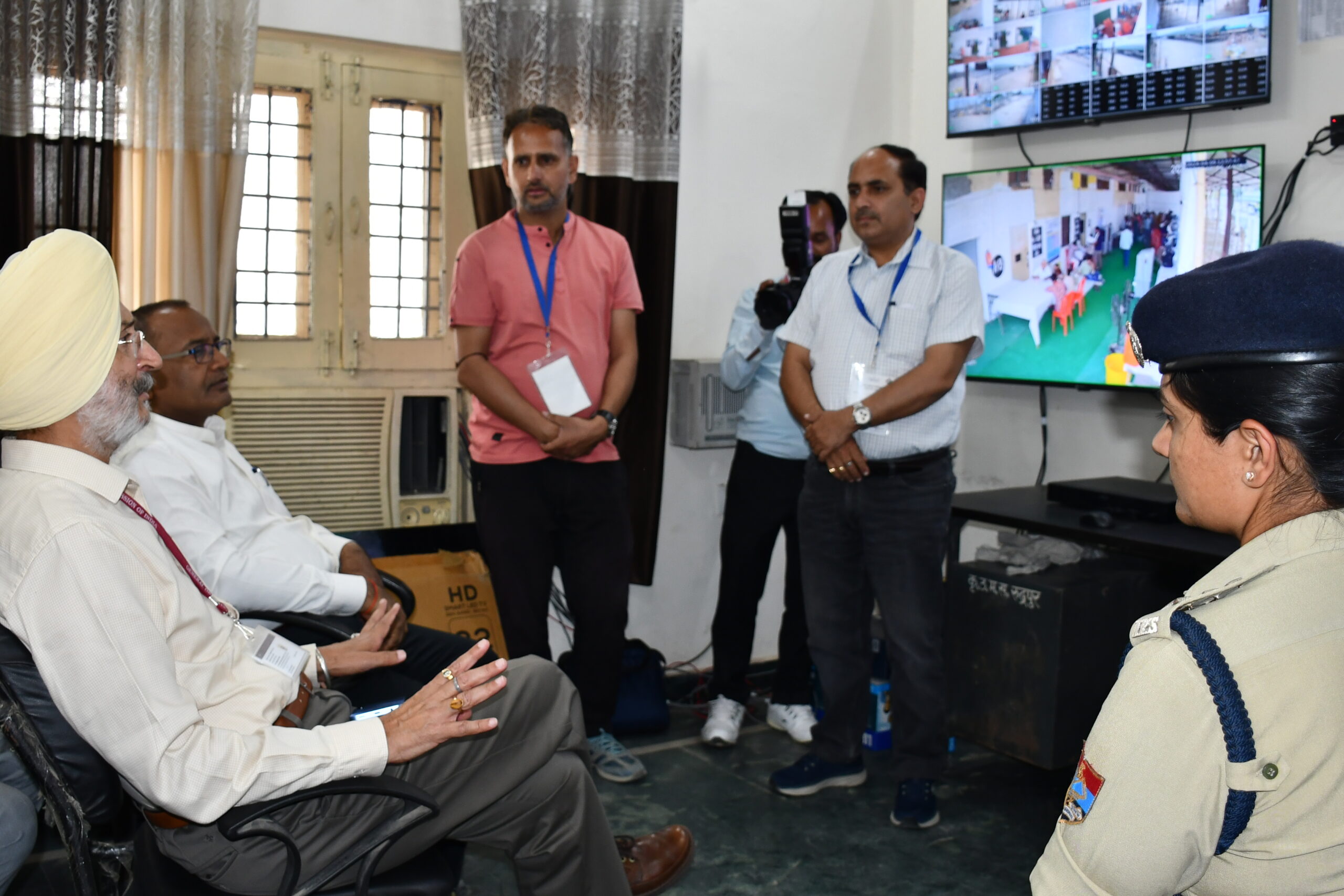 सामान्य प्रेक्षक ने किया बगवाड़ा में स्ट्रांग रूम मतदान हेतु तैयार की जा रही ईवीएम मशीनों का निरीक्षण    