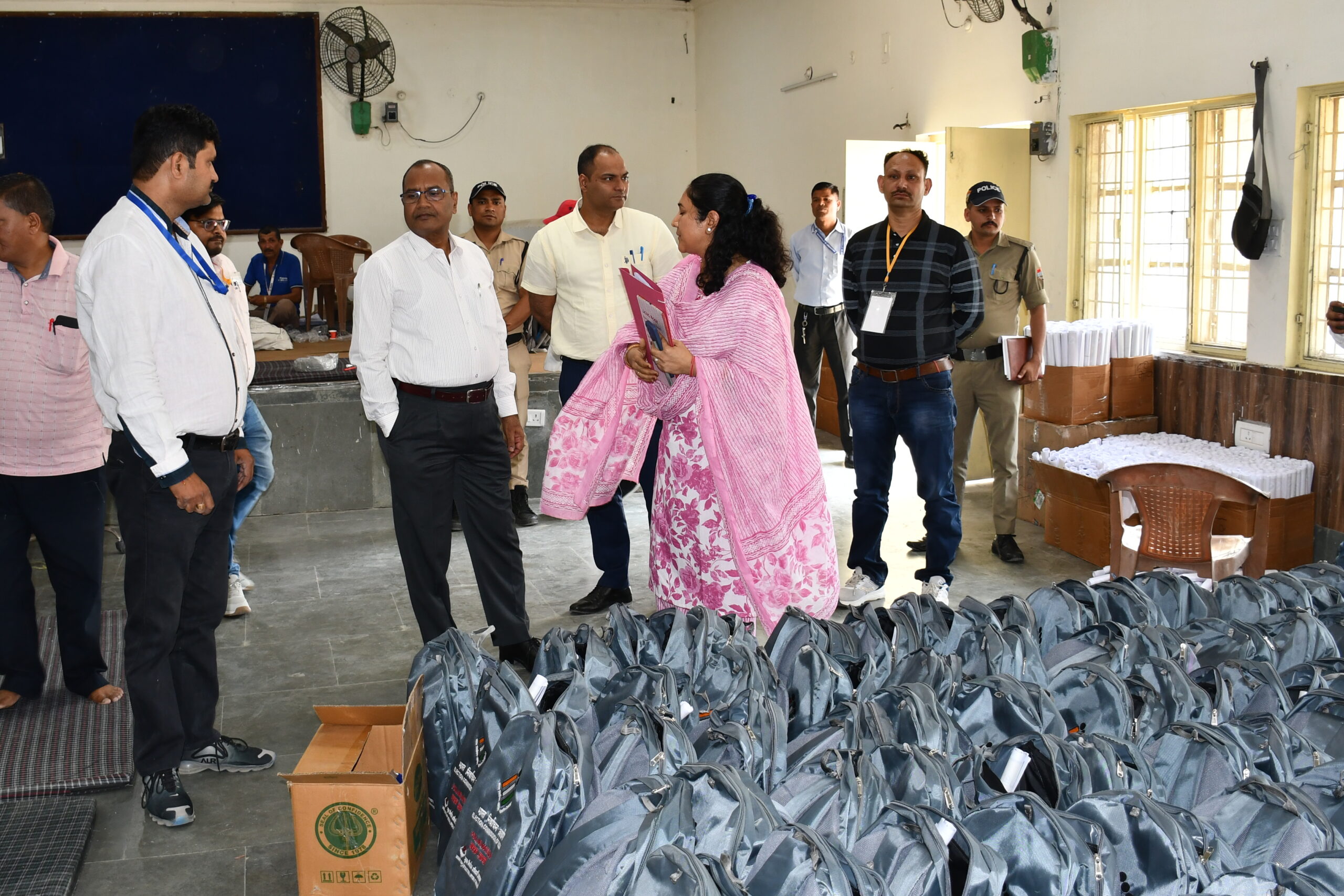 जिला निर्वाचन अधिकारी ने किया निर्वाचन सामग्री किट तैयार करने के कार्य का निरीक्षण