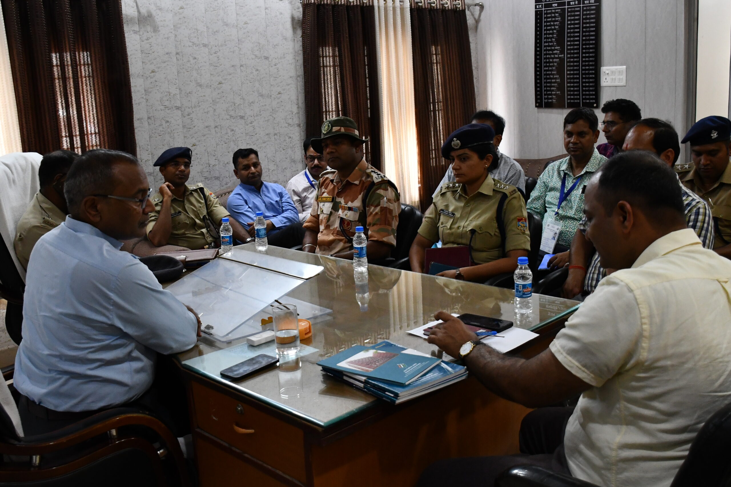 जनपद सीमा से लगी अंतरराष्ट्रीय नेपाल राष्ट्र की सीमा माइक्रो आब्जर्वर मतदान के 72 घंटे पहले अपने-अपने क्षेत्रों में रहेंगे तैनात जिला निर्वाचन ने मंडी सचिव कार्यालय में ली बैठक