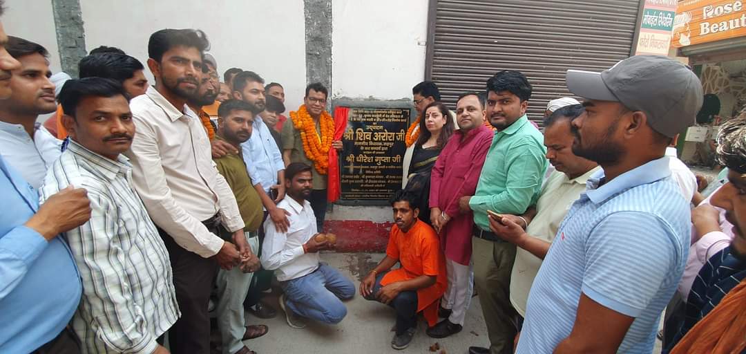 विधायक अरोरा ने  कृष्णा कालोनी में सीसी रोड का किया लोकार्पण 