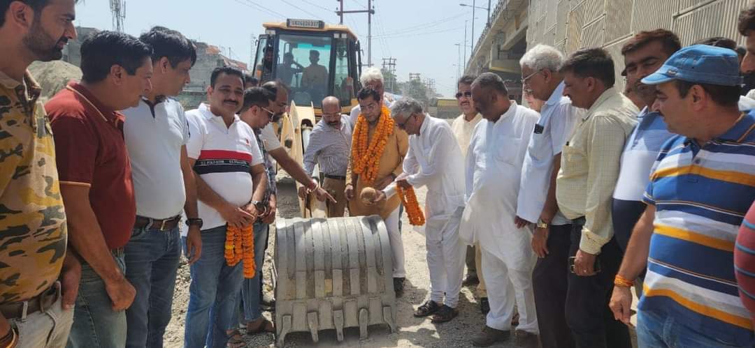 विधायक ने किया सर्विस रोड के पुनः निर्माण कार्य का शुभारंभ