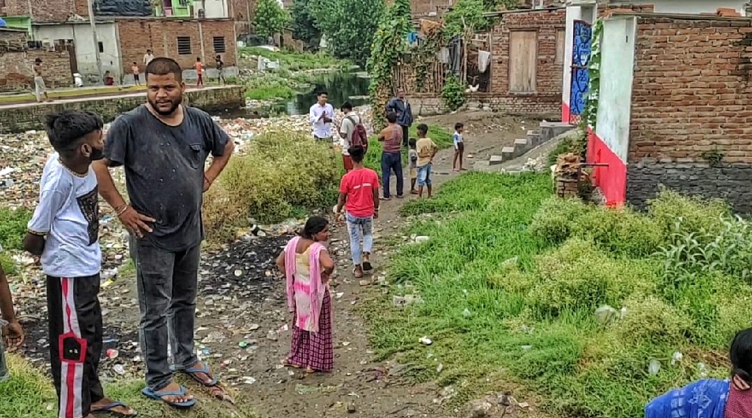 रुद्रपुर में बढ़ती कूड़े की समस्या को देख युवानेता सुब्रत विश्वास ने किया जनता को जागरूक