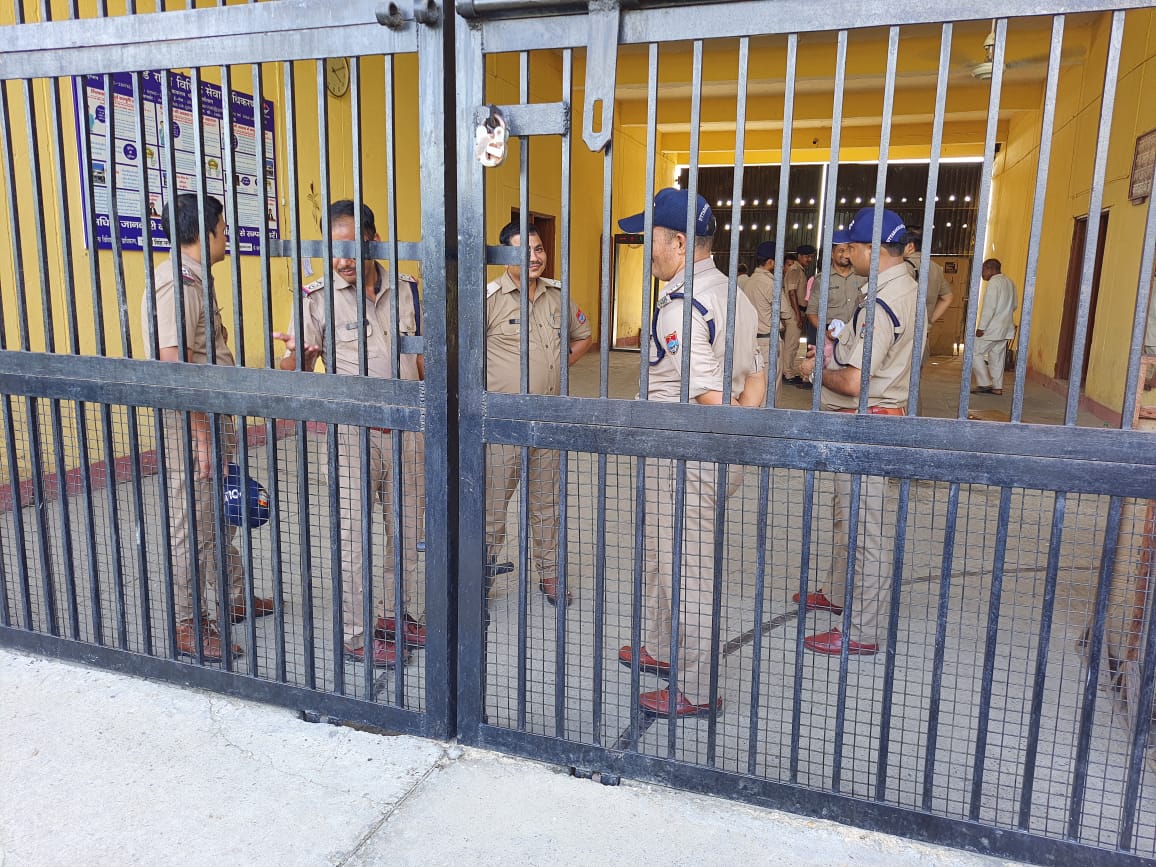 सेंट्रल जेल से कैदी ने दी धमकी, छापेमारी में तीन के पास मिले मोबाइल