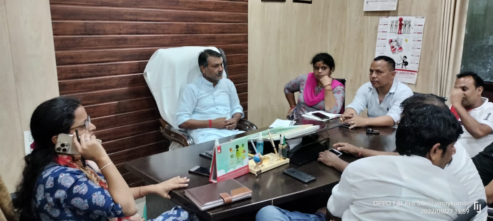 जनता को नगर पालिका ने मोहल्ला क्लीनिक एवं एंबुलेंस समेत स्वर्ग वाहन की दी सौगात