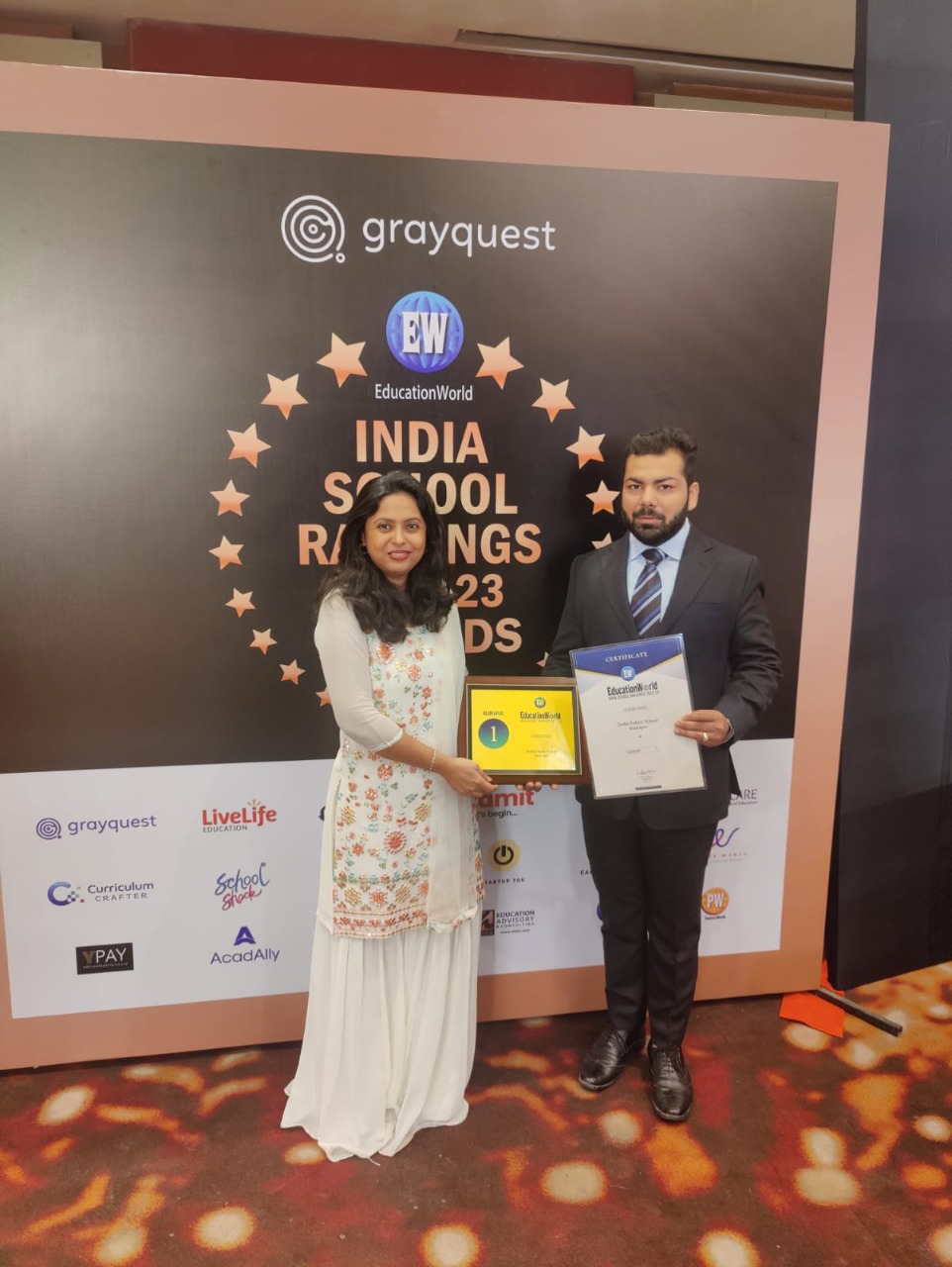 डीपीएस स्कूल को इलाको का सर्वश्रेष्ठ शिक्षा का अवार्ड