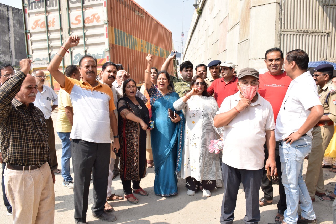 हाईवे पर खड़े ट्रकों को लेकर भड़का फ्रैडस कॉलोनी के लोगों का गुस्सा -हंगामे के बाद पहुंचे सीपीयू कर्मी और विधायक अरोरा -पुलिस अधिकारियों से वार्ता के बाद माने कॉलोनीवासी