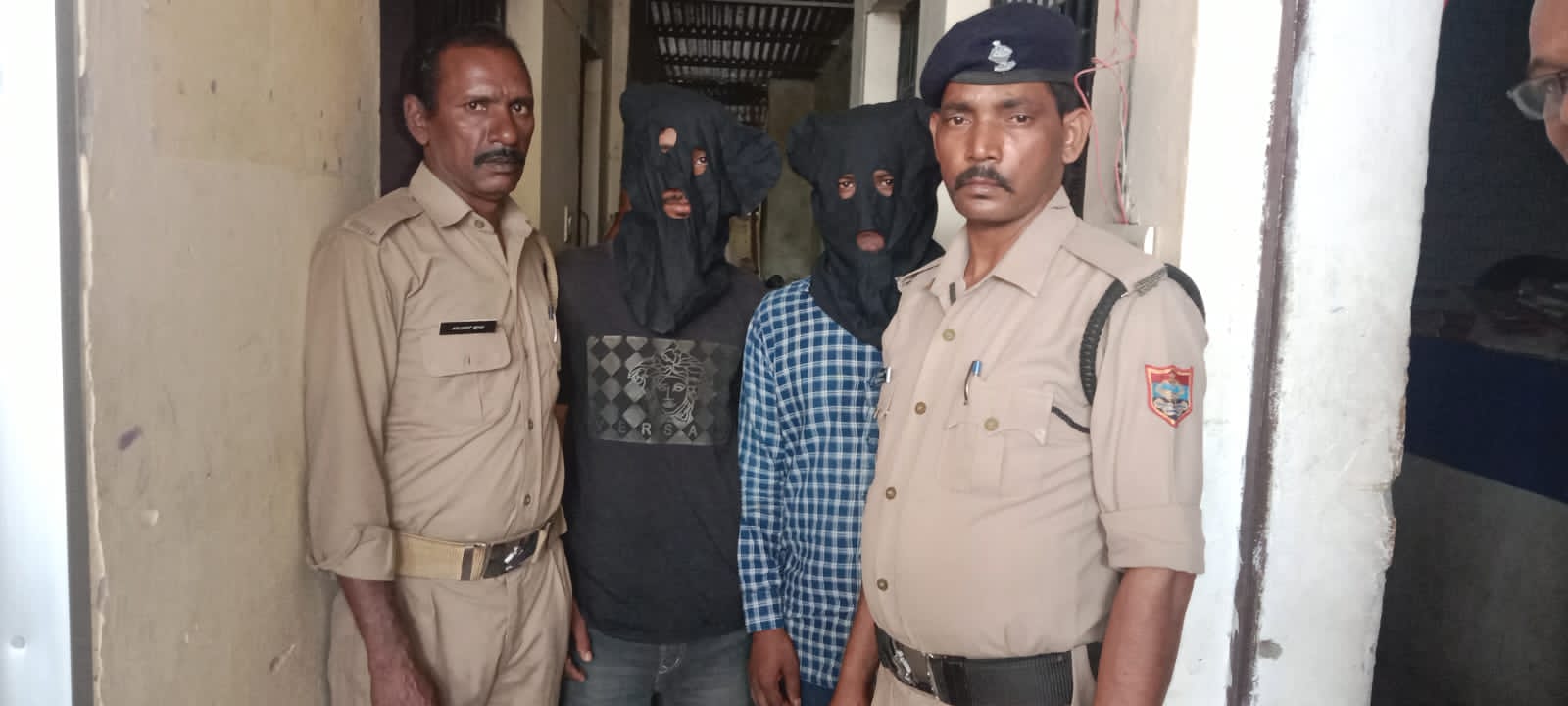 पुलिस ने एक पिस्टल व तमंचे के साथ दो युवकों को पकड़ा