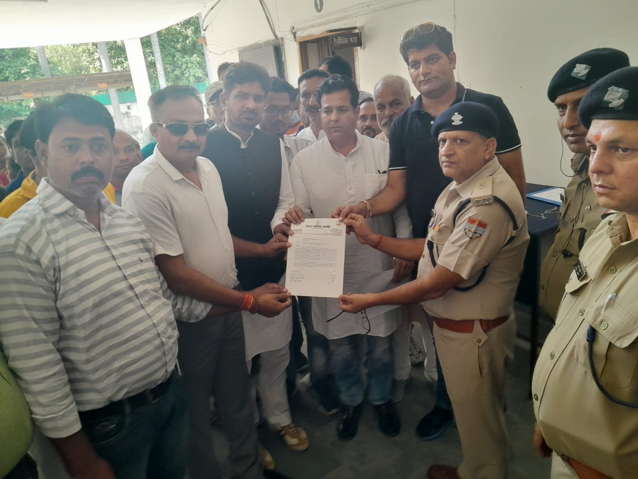 कांग्रेस नेता पर दर्ज मुकदमें पर भड़के कांग्रेसियों ने किया एसपी सिटी का घेराव